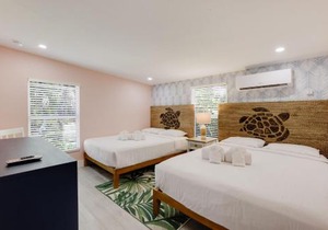 Charming Suite with Balcony and Bikes in Historic Sandpiper Inn