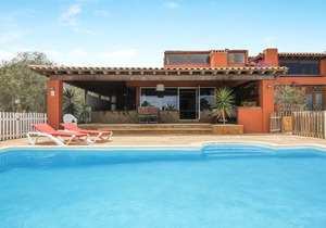 Charming Villa Oceansurfhouse with Pool, Wi-Fi, Terraces, Sea & Mountain View; Parking Available