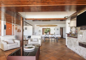 Charming Villa Oceansurfhouse with Pool, Wi-Fi, Terraces, Sea & Mountain View; Parking Available
