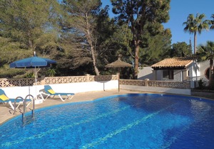 Charming villa with private pool and air conditioning, near the beach