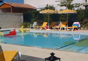Charming Vineyard Cottage with Pool, Garden & Modern Amenities in Saint-Cybardeaux