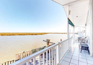 Charming waterfront house with heated pool, hot tub, & W/D - snowbird-friendly