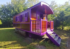 "Charming Wooden Caravan in Bucolic Farm Setting – Terrace, Ideal for Family Stays"