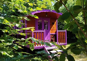 "Charming Wooden Caravan in Bucolic Farm Setting – Terrace, Ideal for Family Stays"