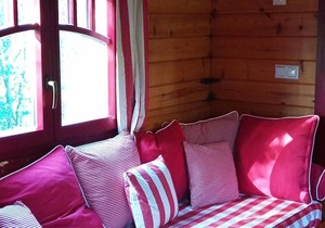 "Charming Wooden Caravan in Bucolic Farm Setting – Terrace, Ideal for Family Stays"