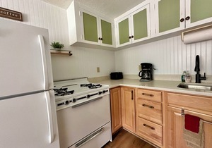 Cheerful 2nd Floor Unit w/balcony