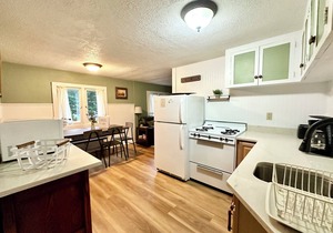 Cheerful 2nd Floor Unit w/balcony