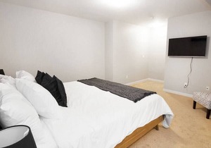 Cheerful 4 bedroom Townhouse with Parking & Wi-Fi!