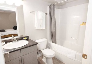 Cheerful 4 bedroom Townhouse with Parking & Wi-Fi!
