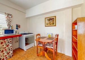 Cheerful, hotel-style studio w/WiFi, picnic table, partial AC & bikes to use