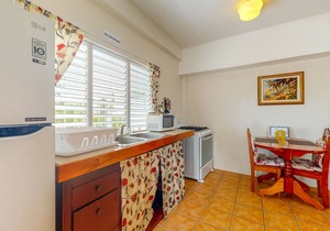 Cheerful, hotel-style studio w/WiFi, picnic table, partial AC & bikes to use