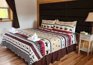 Cherry Lodge: Cozy King Room Retreat
