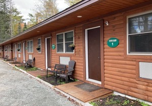 Cherry Lodge: Cozy King Room Retreat
