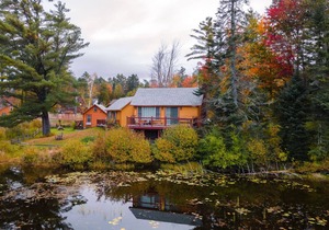 Cherry Lodge: Cozy King Room Retreat