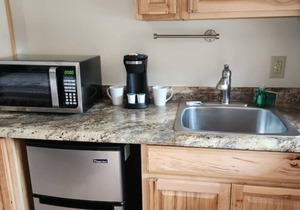 Cherry Lodge: King Room Near Nature Trails