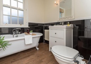 Chertsey house- Contractors & family - Free parking