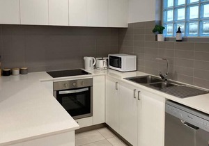 Chic 2Bed Close Airport Shops NETFLIX WIFI WINE
