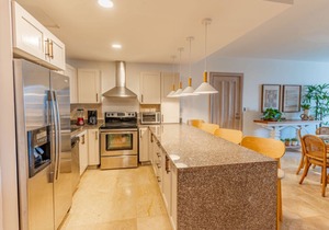 Chic apt with ocean view at Punta Palmera BB