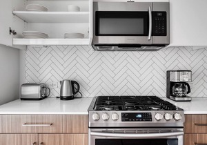 Chic Oakland 1BR w/Gym, Pool & Coworking, walk to BART, by Blueground