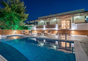 Chloe-4 Bedroom villa with Private Pool and Garden view