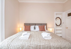 City Getaway in Georgian Apartment for 2