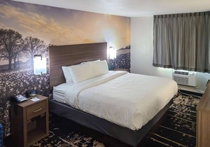 Clarion Pointe Bettendorf - Quad Cities