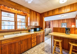 Classic home with WiFi, a full kitchen, central A/C