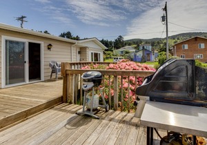 Classic Home with Partial Ocean Views, Horseshoe Pit - Close to Beach