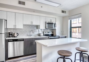 Classic Logan Circle 1BR w/Gym, W/D & Pool, walk to bars, by Blueground