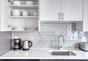 Classic Logan Circle 1BR w/Gym, W/D & Pool, walk to bars, by Blueground