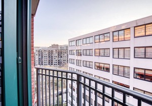 Classic Logan Circle 1BR w/Gym, W/D & Pool, walk to bars, by Blueground