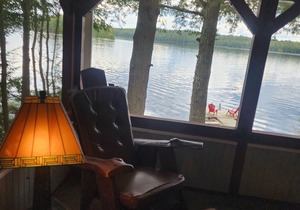 Classic Maine Lake Cottage, 25ft from lake shore!
