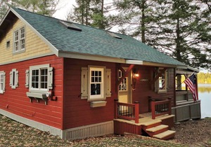 Classic Maine Lake Cottage, 25ft from lake shore!