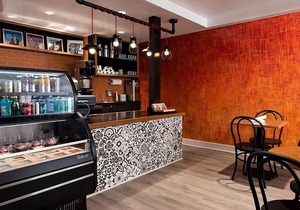 Classic Reunion at the Rooftop Poolside Bar, Spacious Unit! Pet-friendly