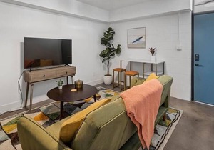 Classic Studio with Queen Bed, City Walkable!