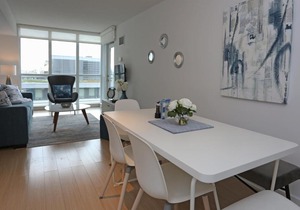 Classy DT 2 bdrm+den condo