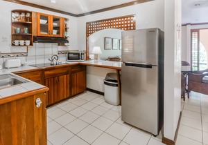 Clean & Bright Getaway W/ Shared Pool, Lush Gardens, & Ideal Location Near Town!