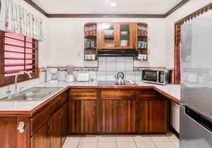 Clean & Bright Getaway W/ Shared Pool, Lush Gardens, & Ideal Location Near Town!