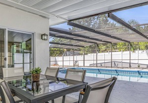 Clean & Cozy Pool House 5 miles from Sarasota D/T