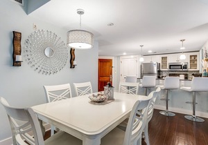 Clean, waterfront condo w/picture-perfect sunrises & shared pool/hot tub