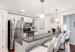 Clean, waterfront condo w/picture-perfect sunrises & shared pool/hot tub