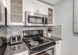 Clean, waterfront condo w/picture-perfect sunrises & shared pool/hot tub