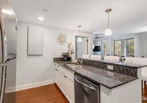 Clean, waterfront condo w/picture-perfect sunrises & shared pool/hot tub