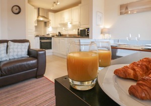 CLICKETY-CLACK COTTAGE, family friendly, with a garden in Whitby