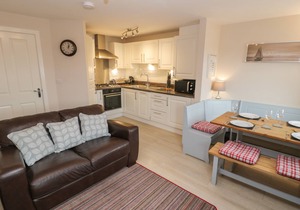 CLICKETY-CLACK COTTAGE, family friendly, with a garden in Whitby