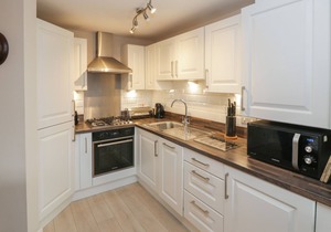 CLICKETY-CLACK COTTAGE, family friendly, with a garden in Whitby