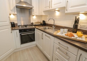 CLICKETY-CLACK COTTAGE, family friendly, with a garden in Whitby