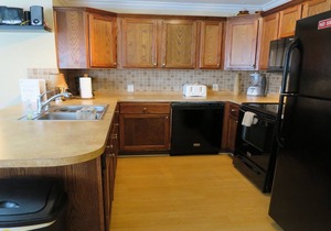 Close to beach, trolley, shops and restaurants!