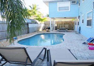 Close to beach, trolley, shops and restaurants!