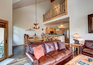 Close to downtown Breckenridge, vaulted ceilings, walk to mountain, hot tubs!